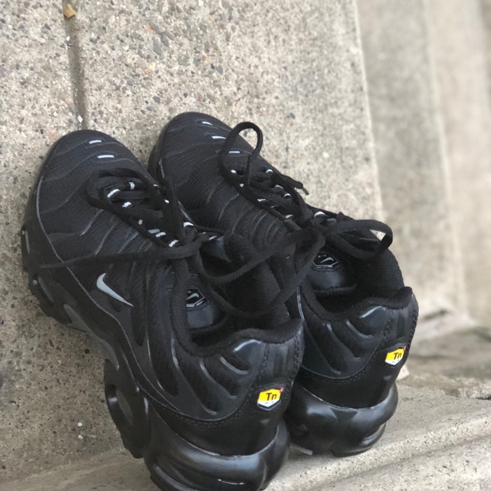 black athletic shoes